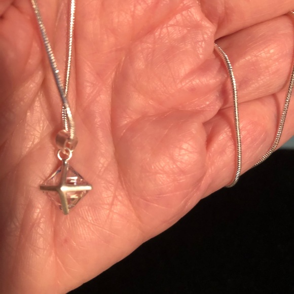 NWT Beautiful Diamond Shaped Diamond simulant. - Picture 7 of 15